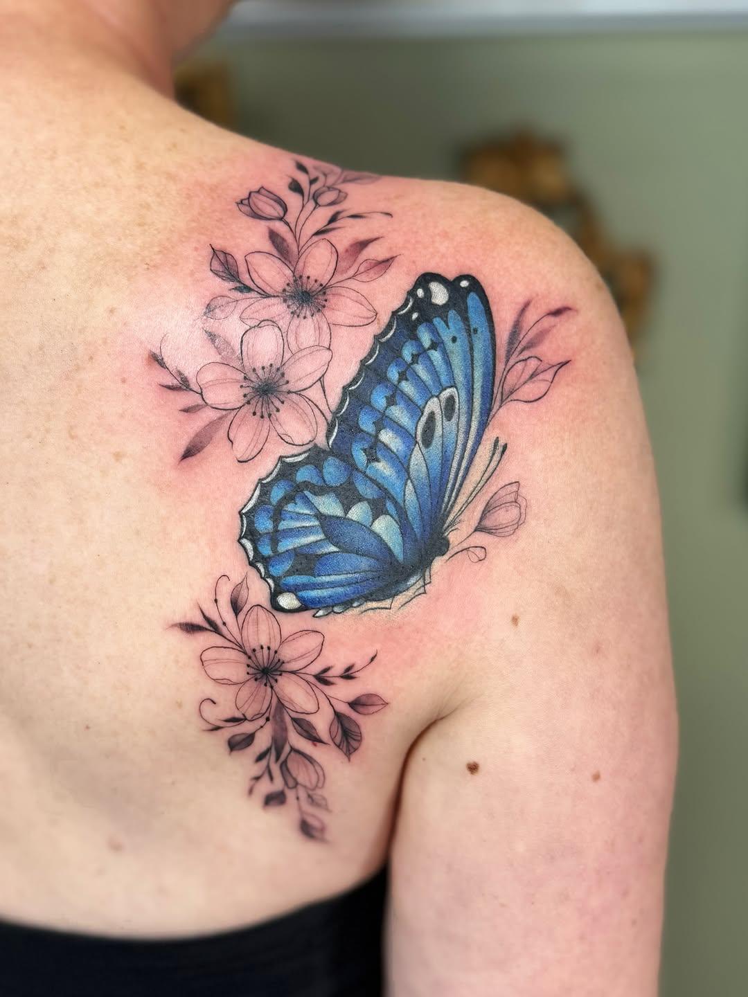 Tatouage papillon fleurs cover-up — rosered_tattoo