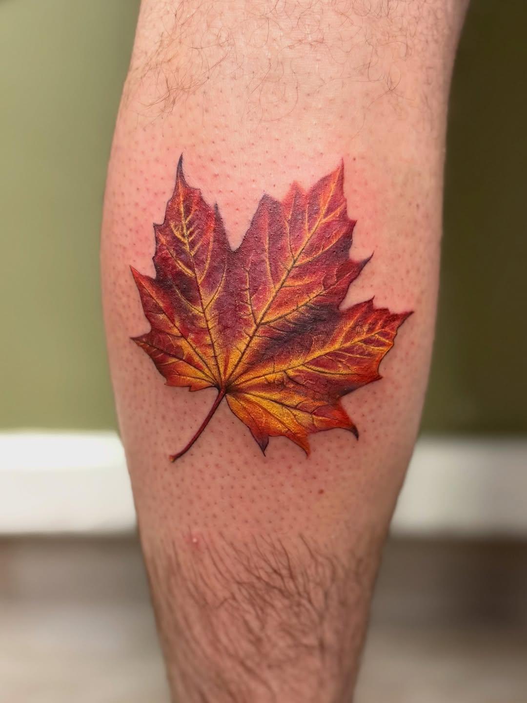 Tatouage feuille érable — rosered_tattoo