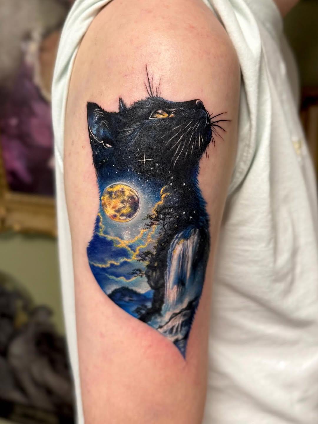 Tatouage chat noir lune — rosered_tattoo