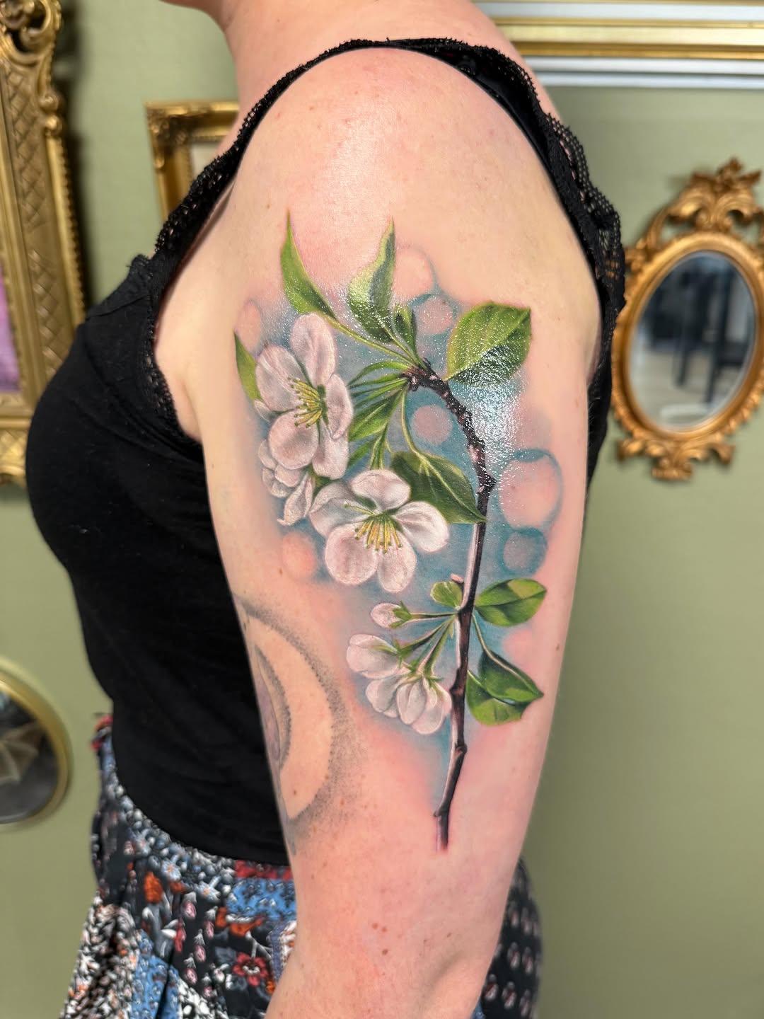 Tatouage branche pommier fleurs — rosered_tattoo
