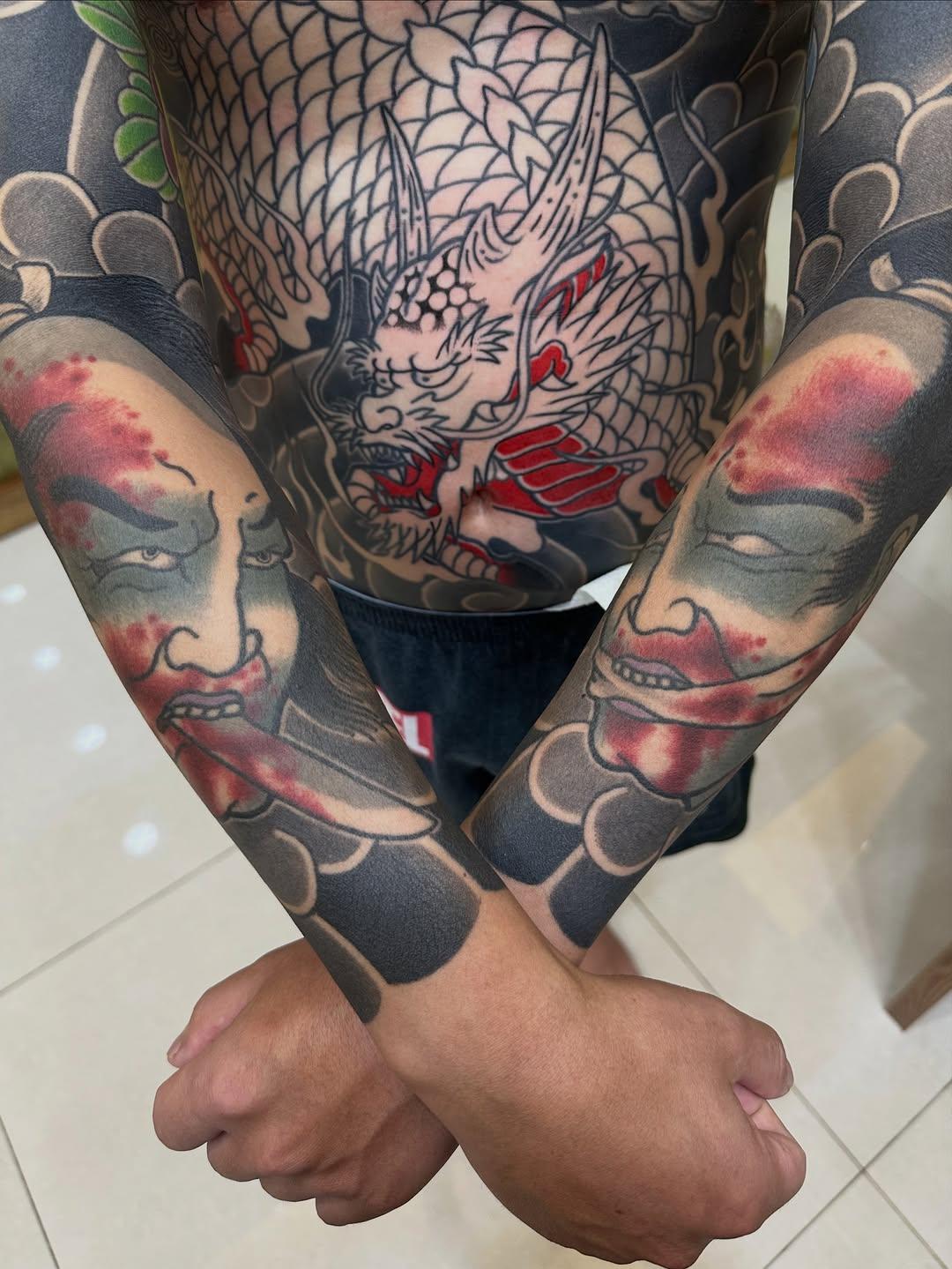 Tatouage Portraits masqués et dragon — diaozuo