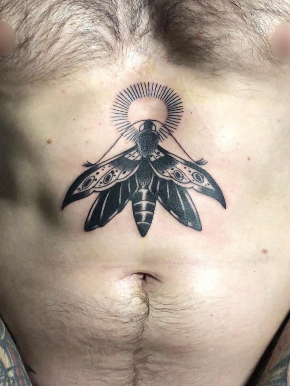 Tatouage Papillon/insecte mystique poitrine — babatattooing