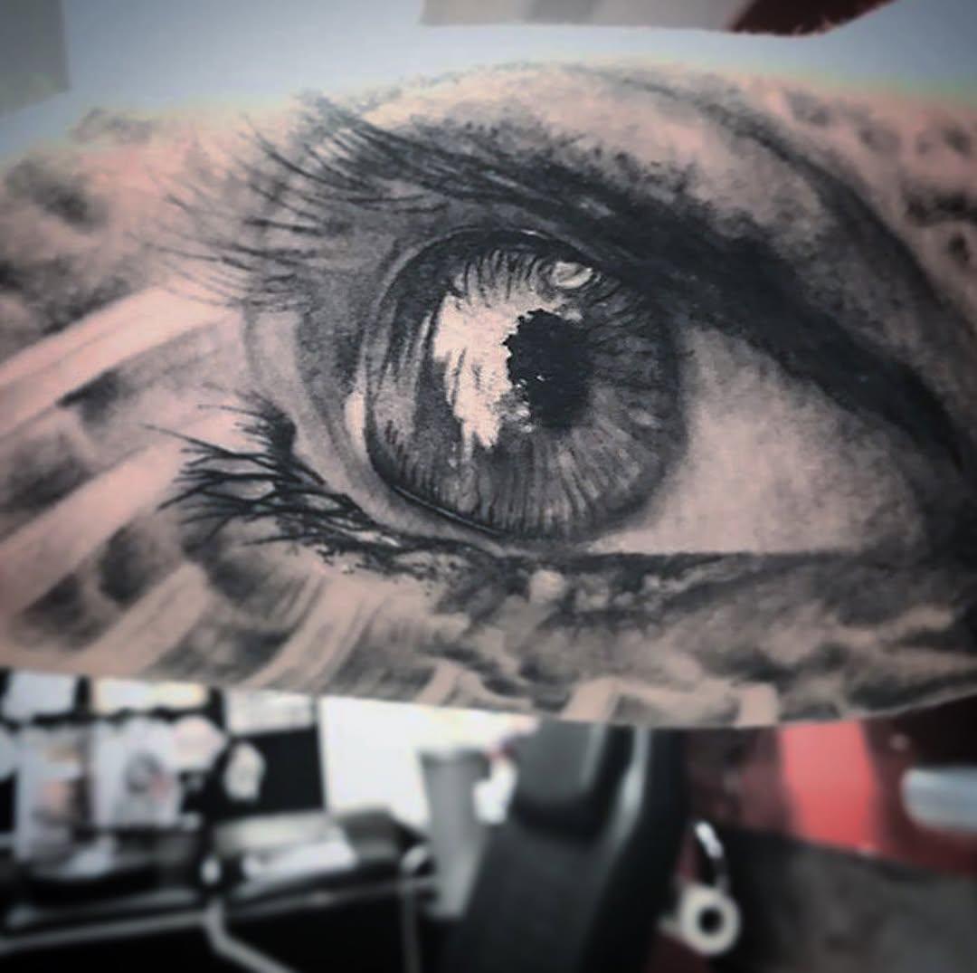 Tatouage oeil micro realisme — chopsuey_tattoo