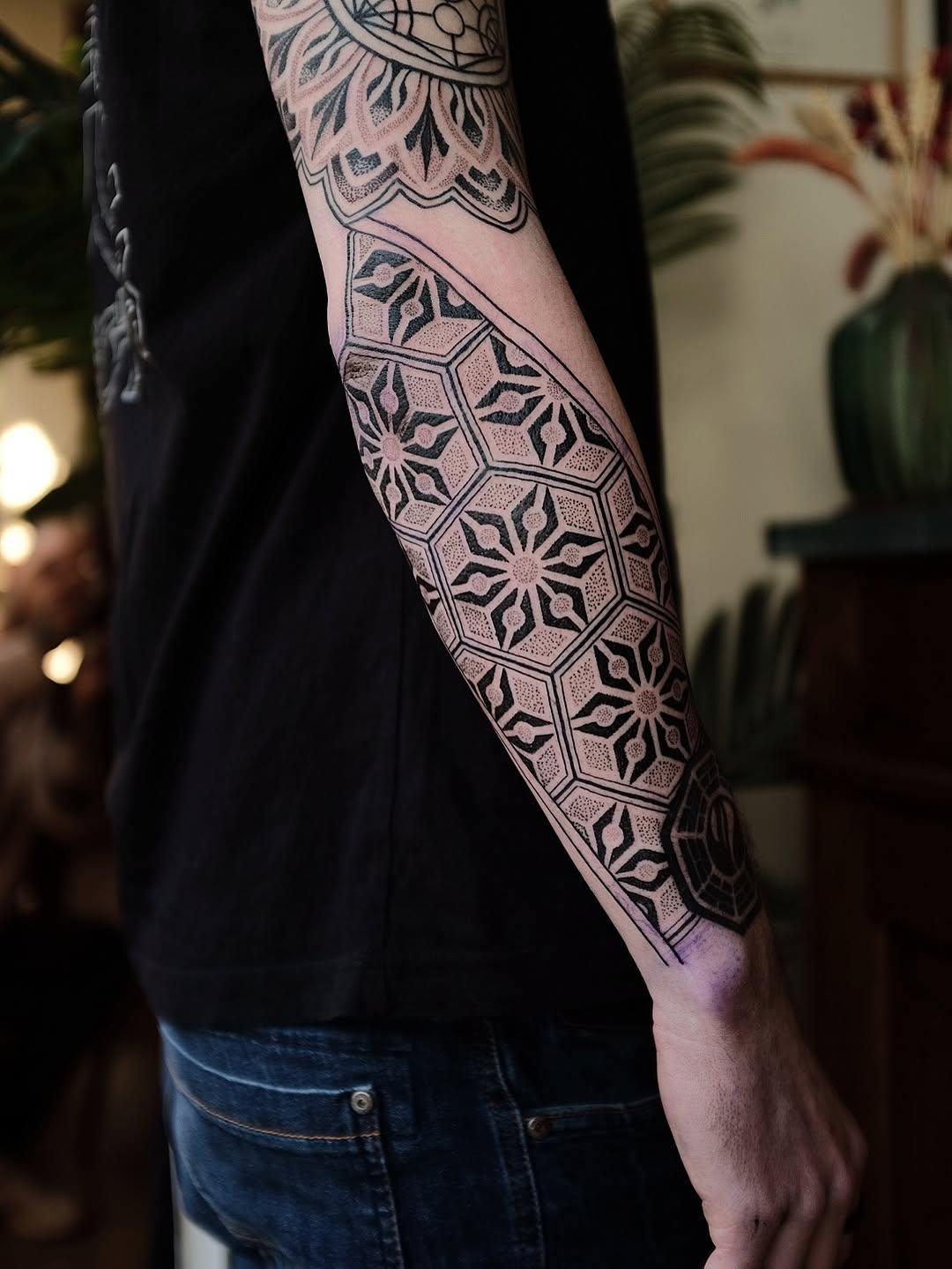 Tatouage Bras géométrique ornemental — oboy_tattoo