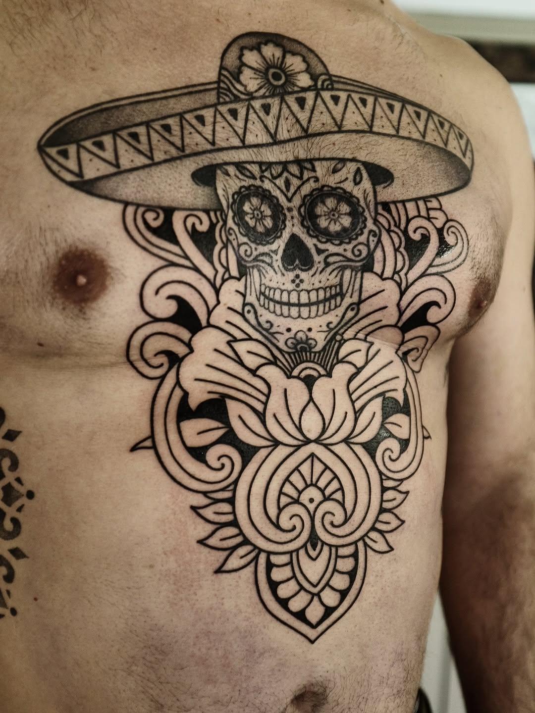 Tatouage Poitrine ornemental floral — oboy_tattoo