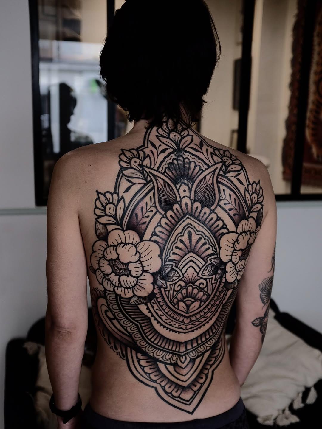 Tatouage Dos ornemental complet — oboy_tattoo