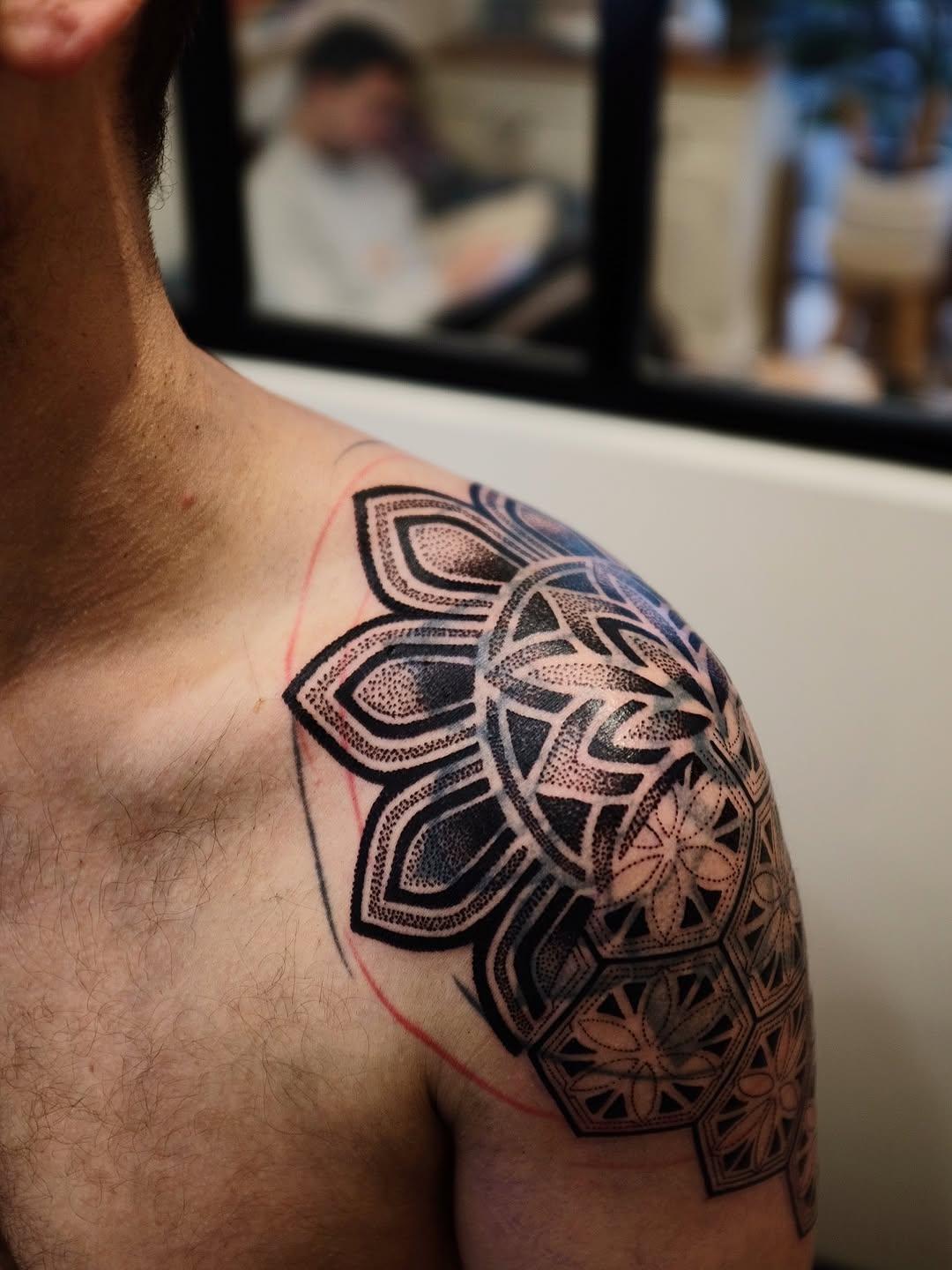 Tatouage Cover épaule géométrique — oboy_tattoo