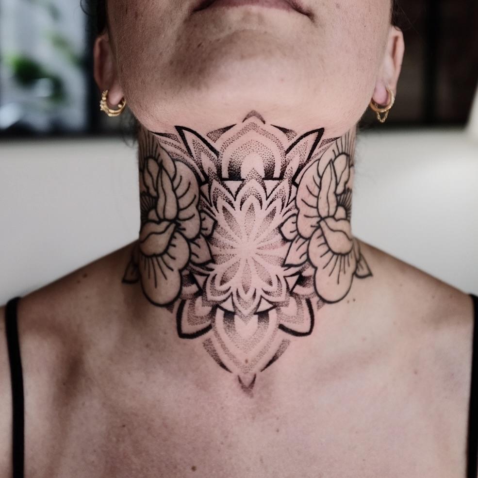 Tatouage Fleurs ornementales cou — oboy_tattoo