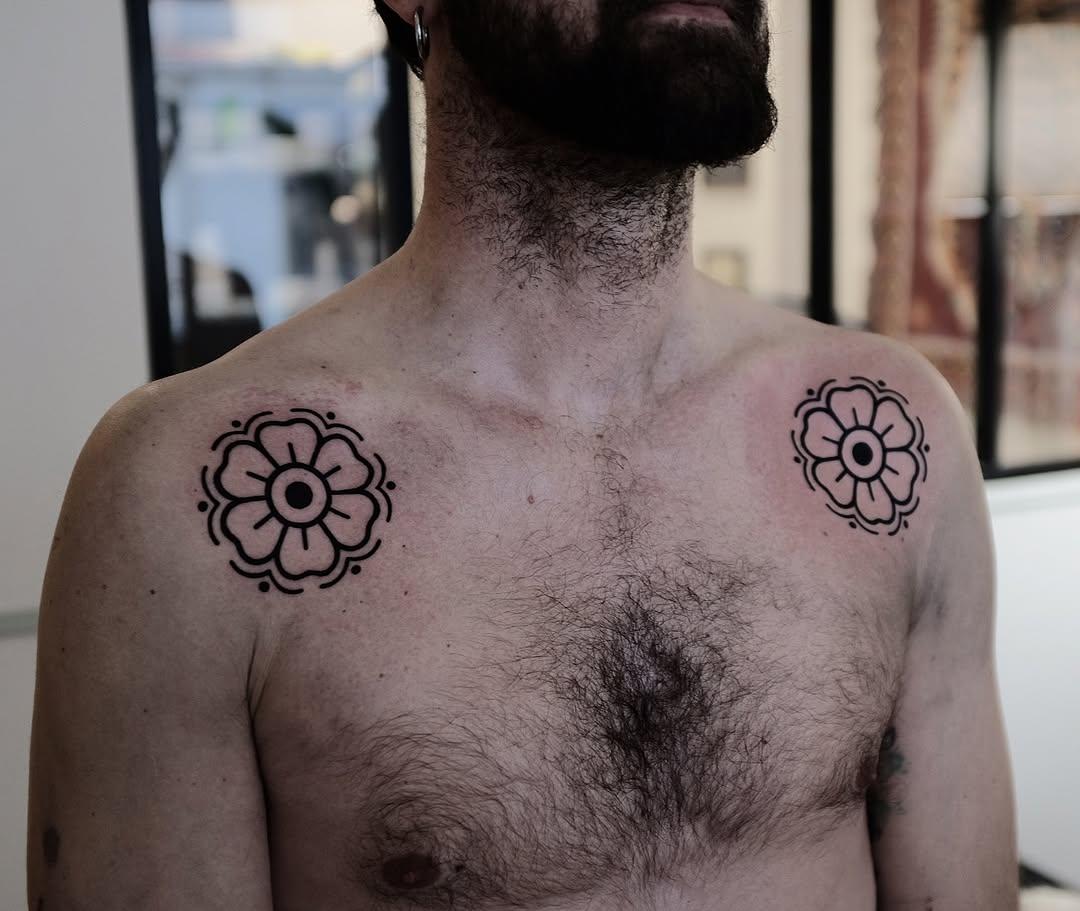 Tatouage Fleurs poitrine — oboy_tattoo