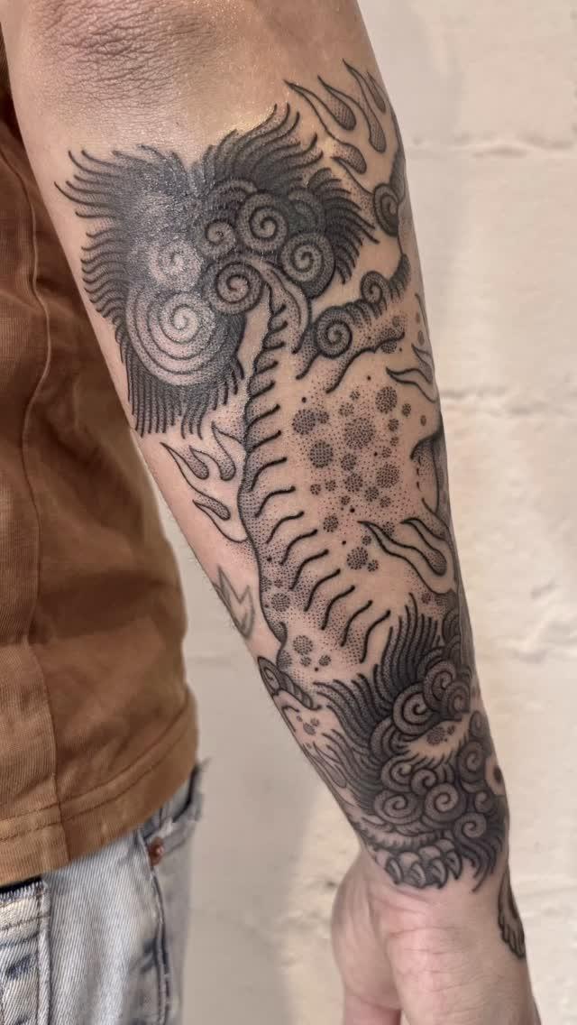 Tatouage Créatures ailées et spirales ornementales — dob_r_man
