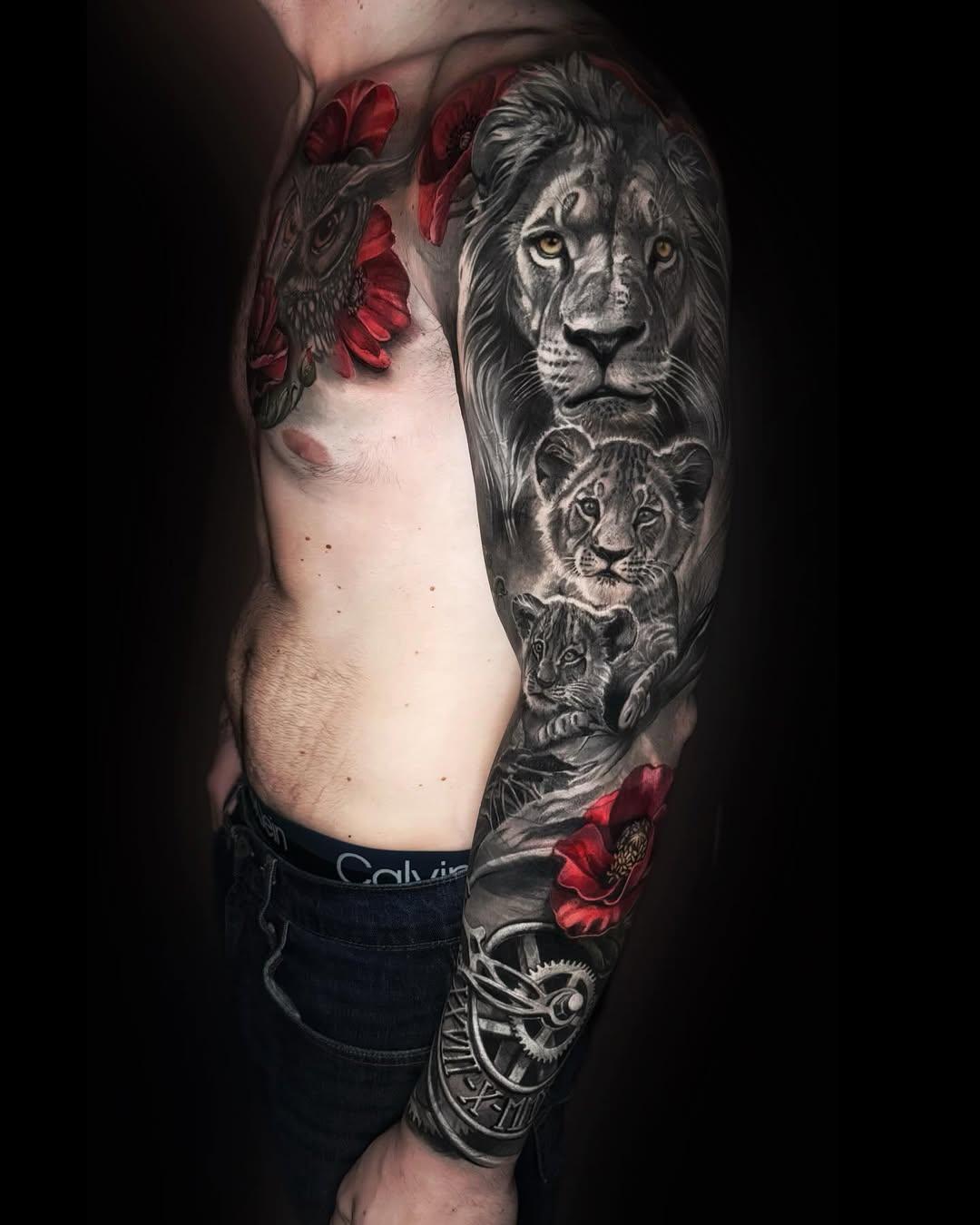 Tatouage Lions et fleurs recouvrement bras-pec — eternal_ink_beaugency