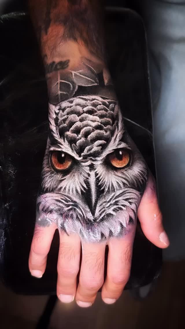 Tatouage Hibou recouvrement main — eternal_ink_beaugency