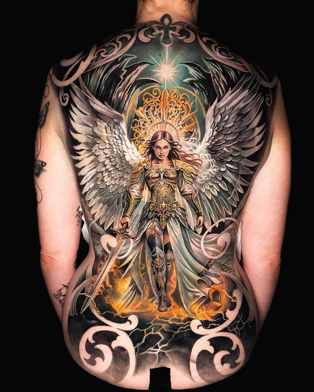 Tatouage Guerrière angélique dorée avec ailes — eternal_ink_beaugency