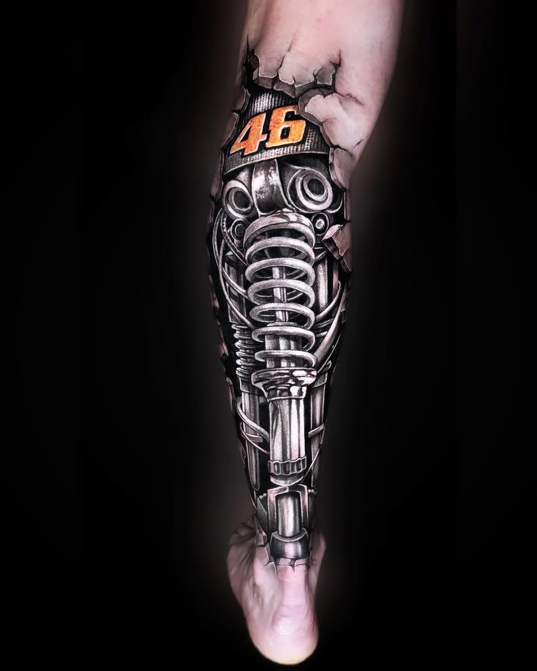 Tatouage Biomécanique hyperréaliste moteur — eternal_ink_beaugency
