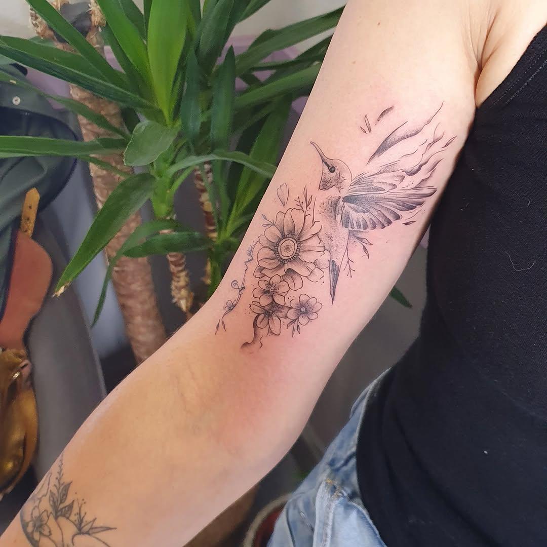 Tatouage colibri et fleurs — bulle2c_tattoo