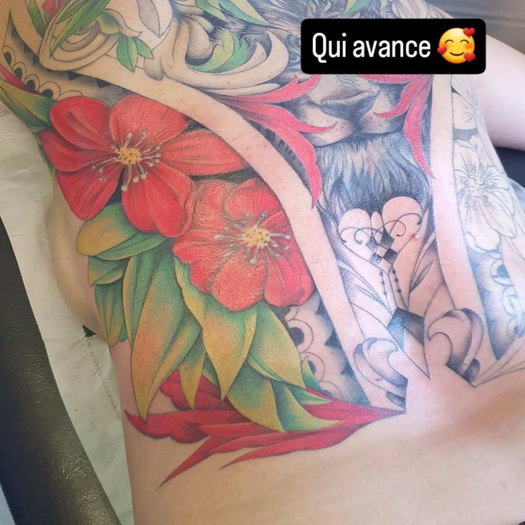Tatouage fleurs rouges et motifs colorés — bulle2c_tattoo
