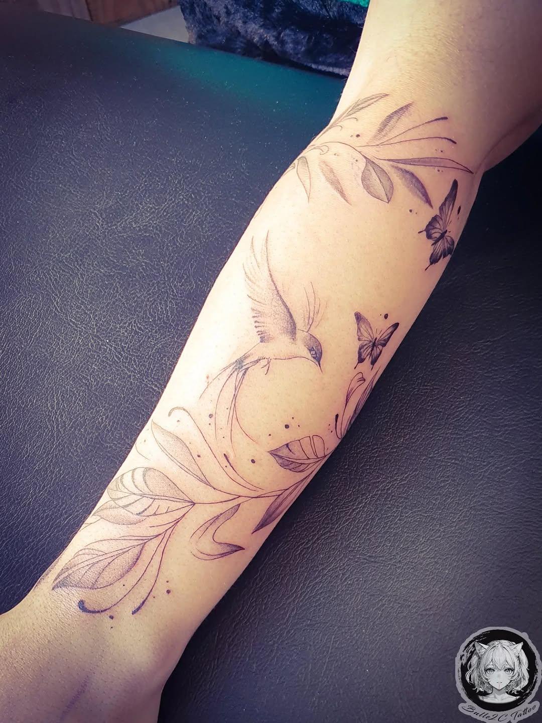 Tatouage colibri et fleurs — bulle2c_tattoo