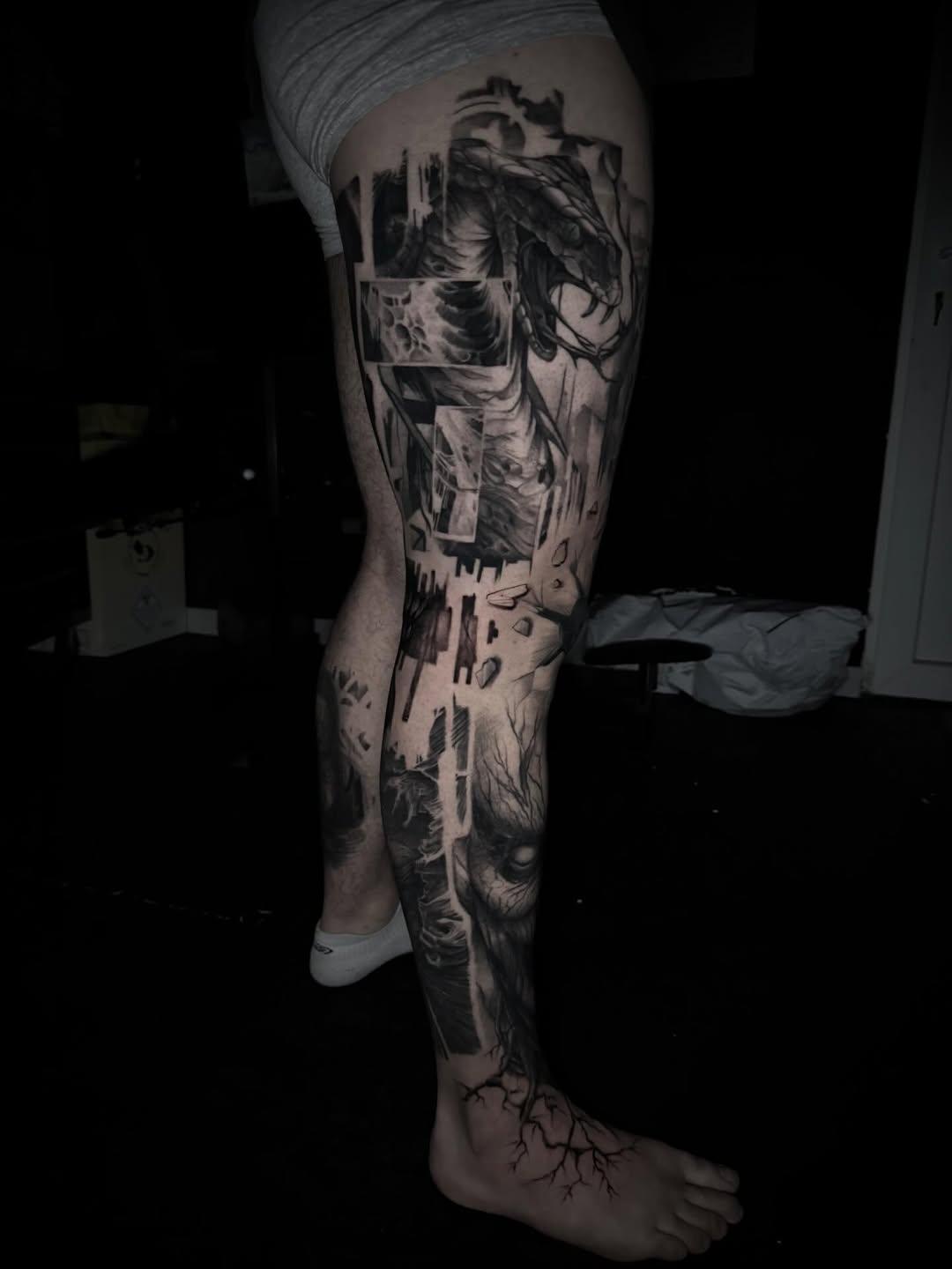 Tatouage dos ornamental symétrique — trashy_le_salon
