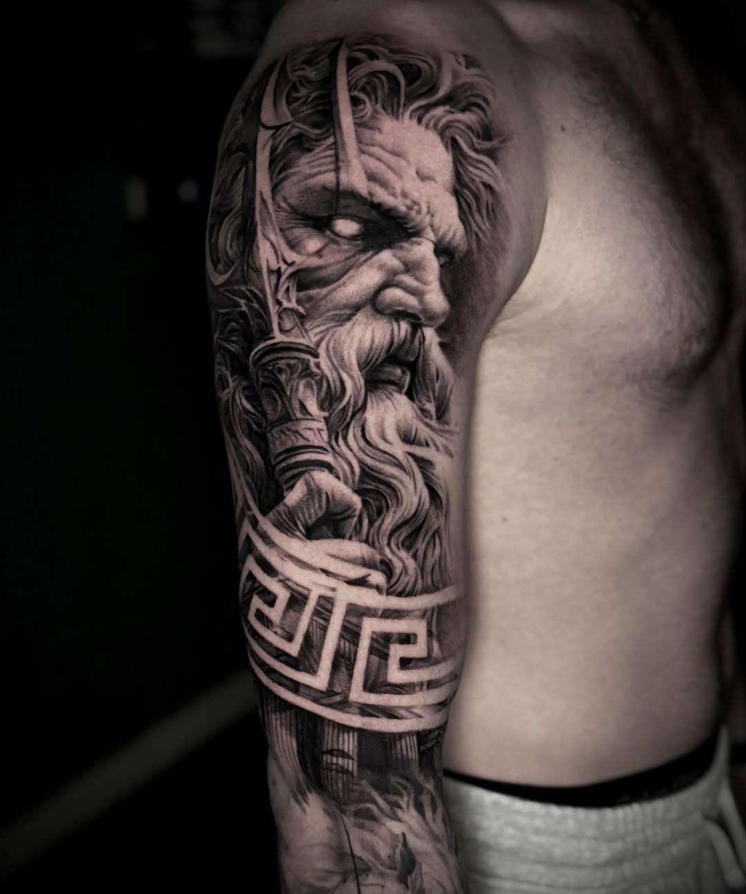 Tatouage portrait barbu ornementé — trashy_le_salon