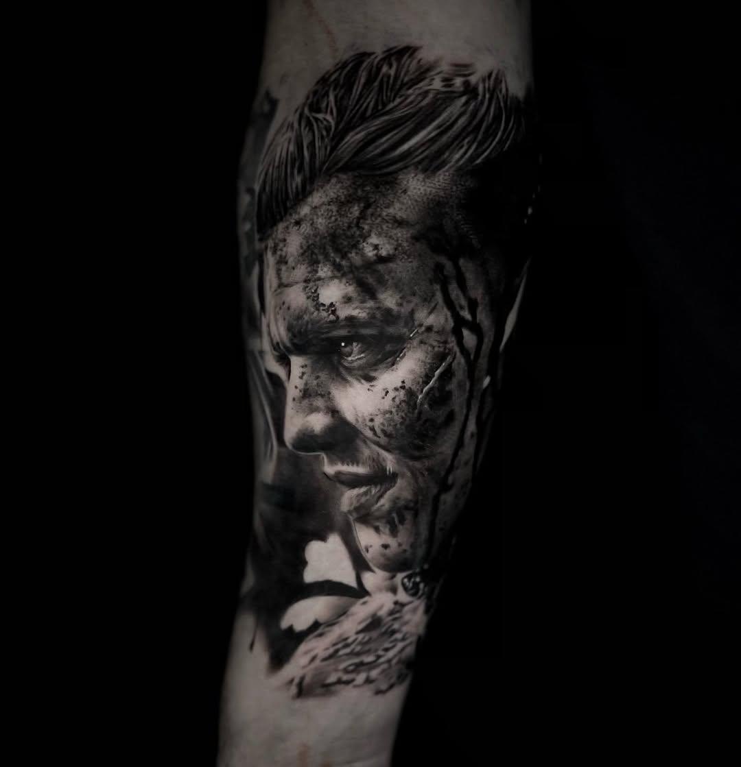 Tatouage portrait drapé réaliste — trashy_le_salon