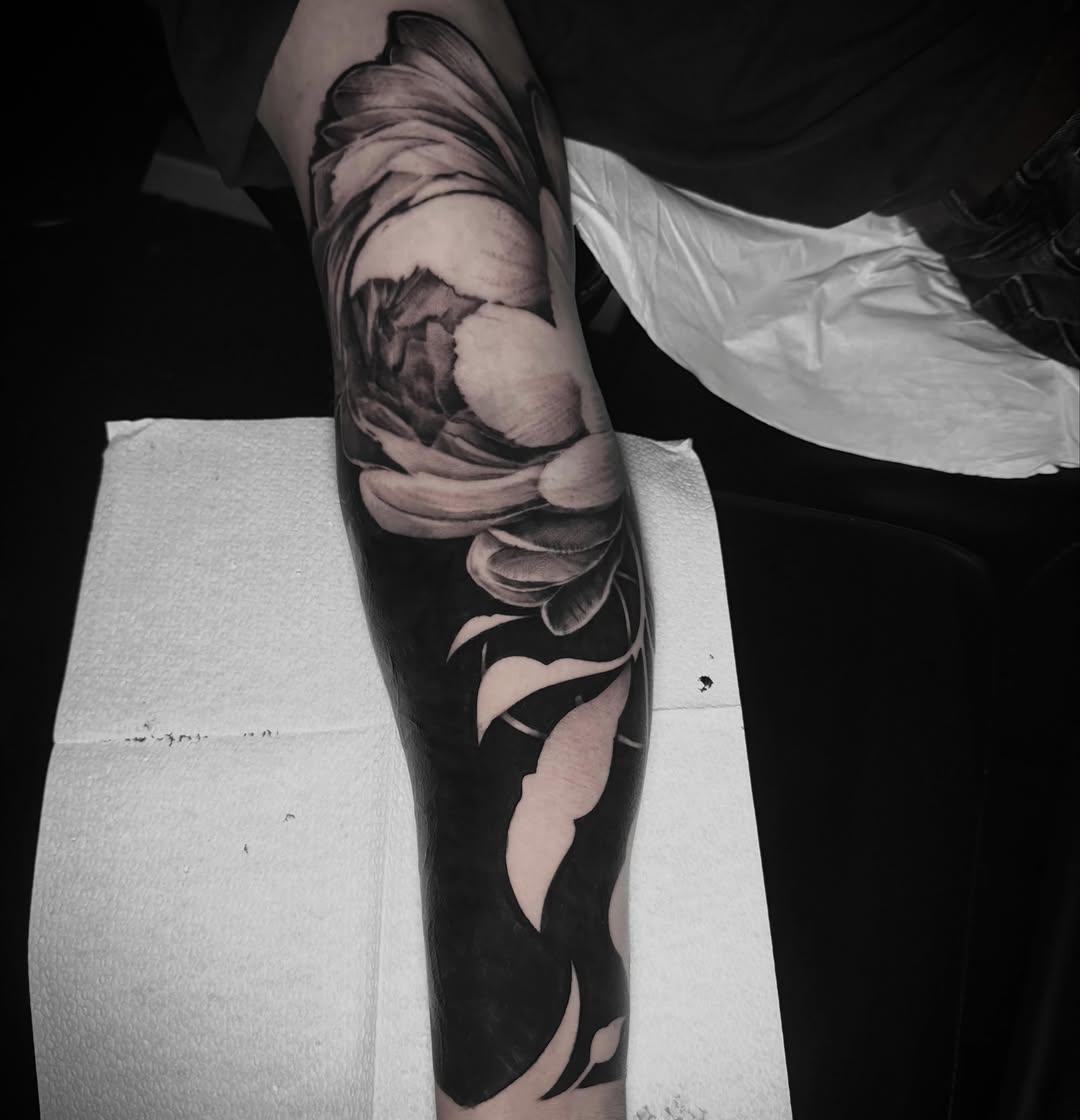 Tatouage sleeve figures noires — trashy_le_salon