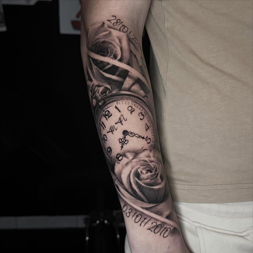 Tatouage rose horloge lettrage — trashy_le_salon