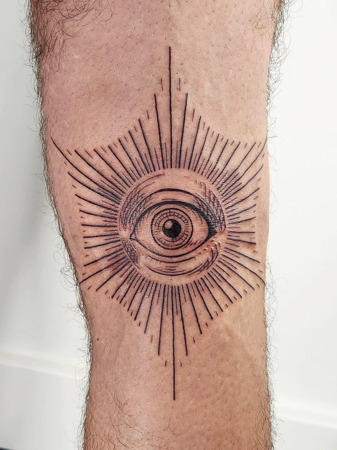 Tatouage yeux géométriques triple — sowolf_tattoo