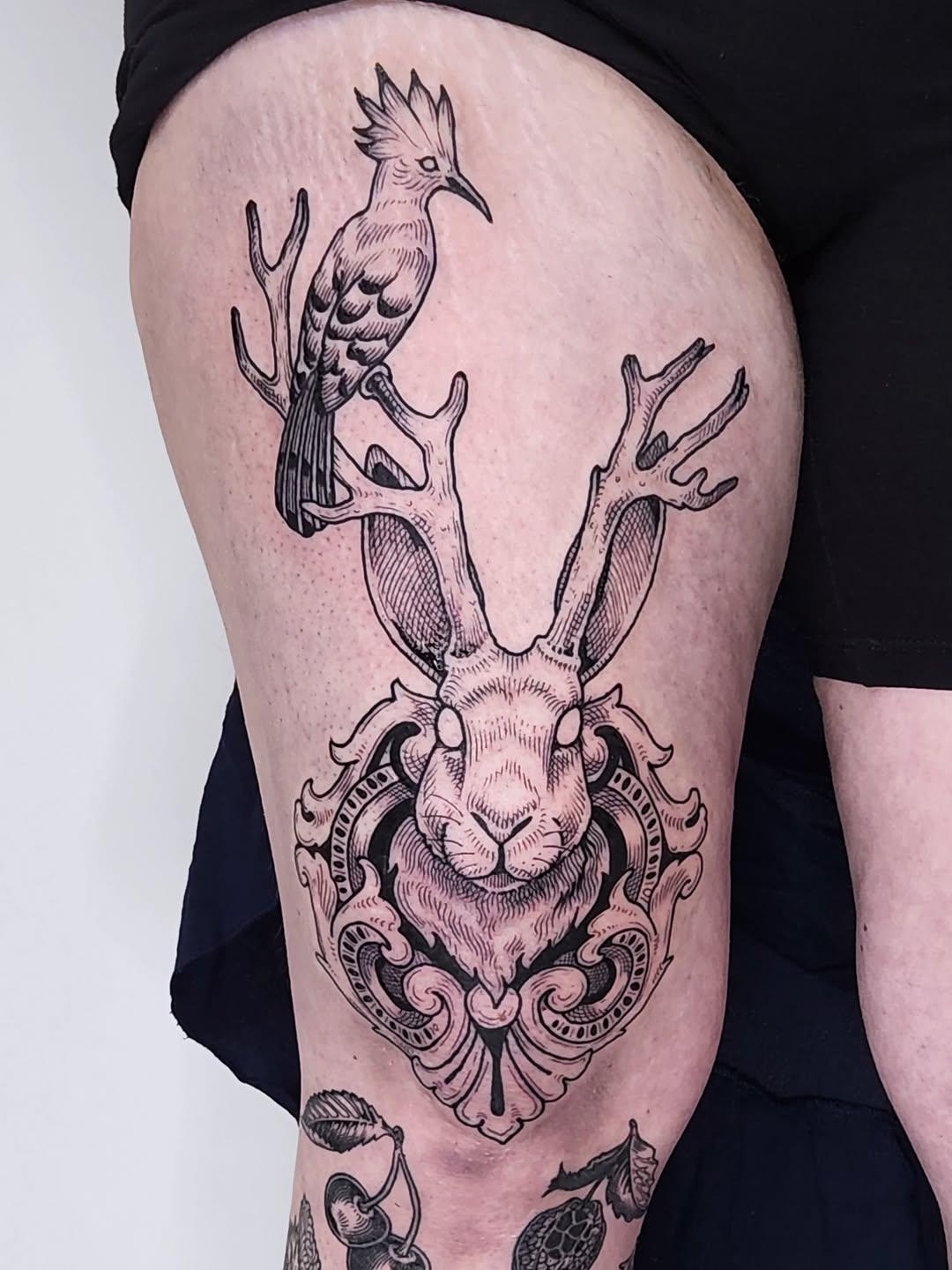 Tatouage jacktalope et huppe — sowolf_tattoo