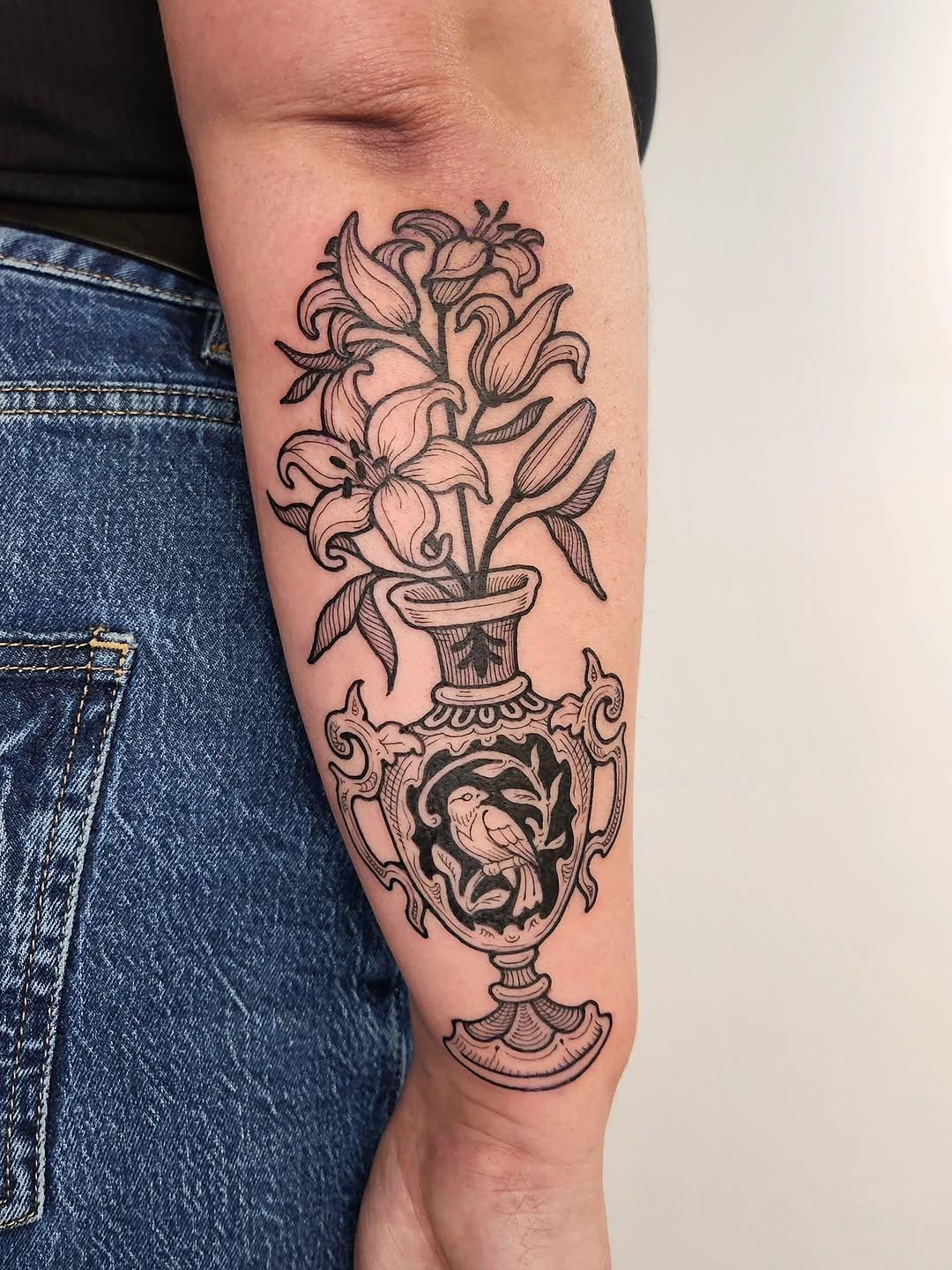 Tatouage fleur et lierre gravé — sowolf_tattoo