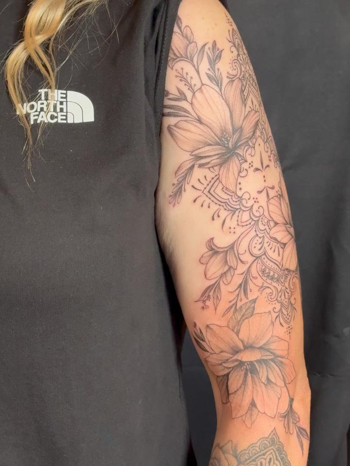 Tatouage Bras floral botanique complet — stephanie_de_pertuis