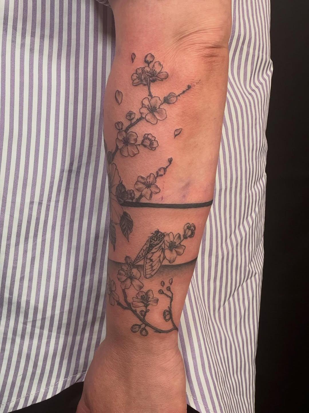 Tatouage Petites fleurs féminines masculines — stephanie_de_pertuis