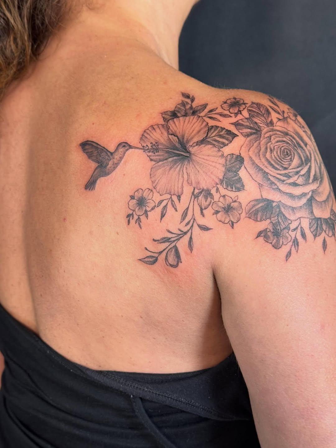 Tatouage Colibri fleurs botaniques — stephanie_de_pertuis
