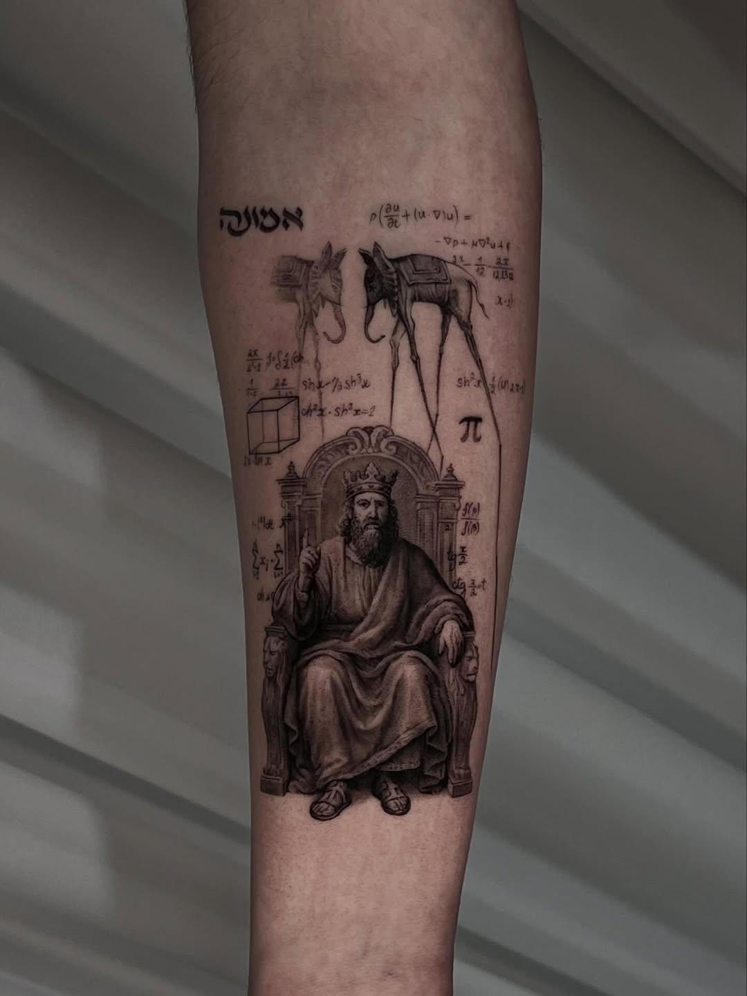 Tatouage Roi avec éléphants et mathématiques — niv.tatts