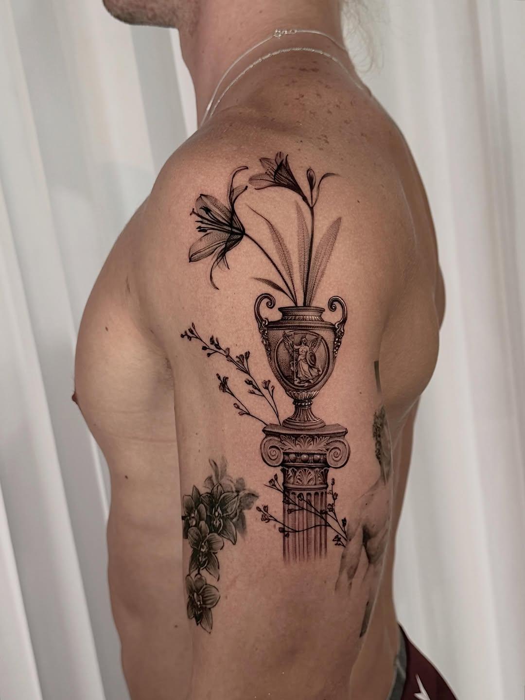 Tatouage Vase ornemental avec fleurs — niv.tatts