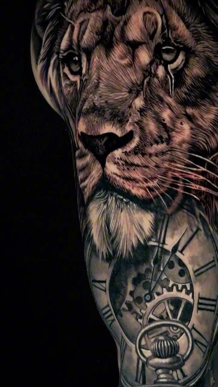 Tatouage Lion réaliste montre — tchoum_tattoo_art
