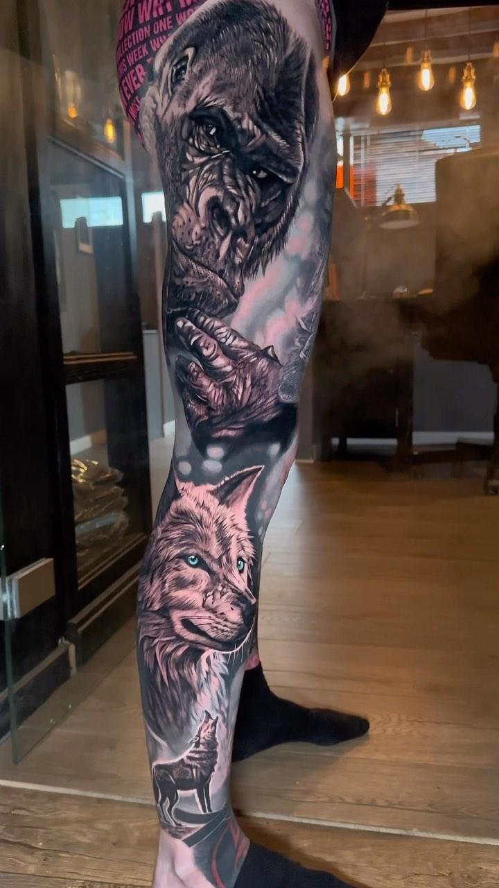 Tatouage Loup et gorille jambe complète — tchoum_tattoo_art