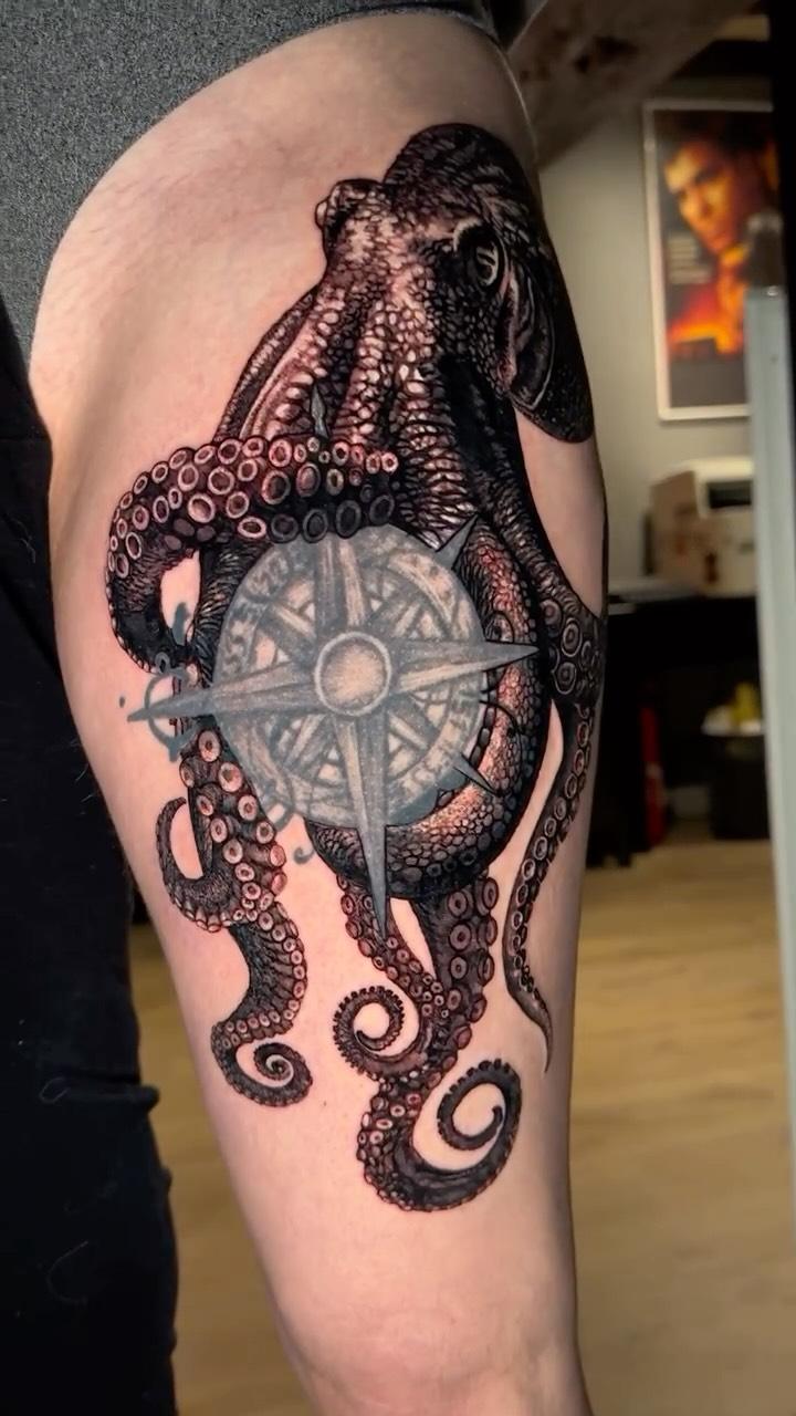 Tatouage Poulpe octopus noir gris — tchoum_tattoo_art