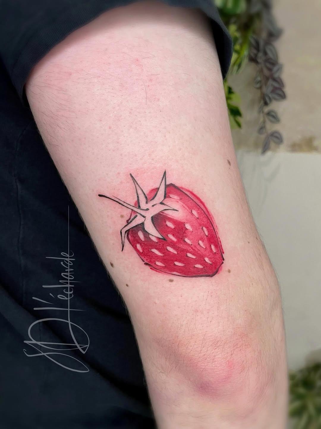 Tatouage Fraise en couleur — sophieduboistattoo