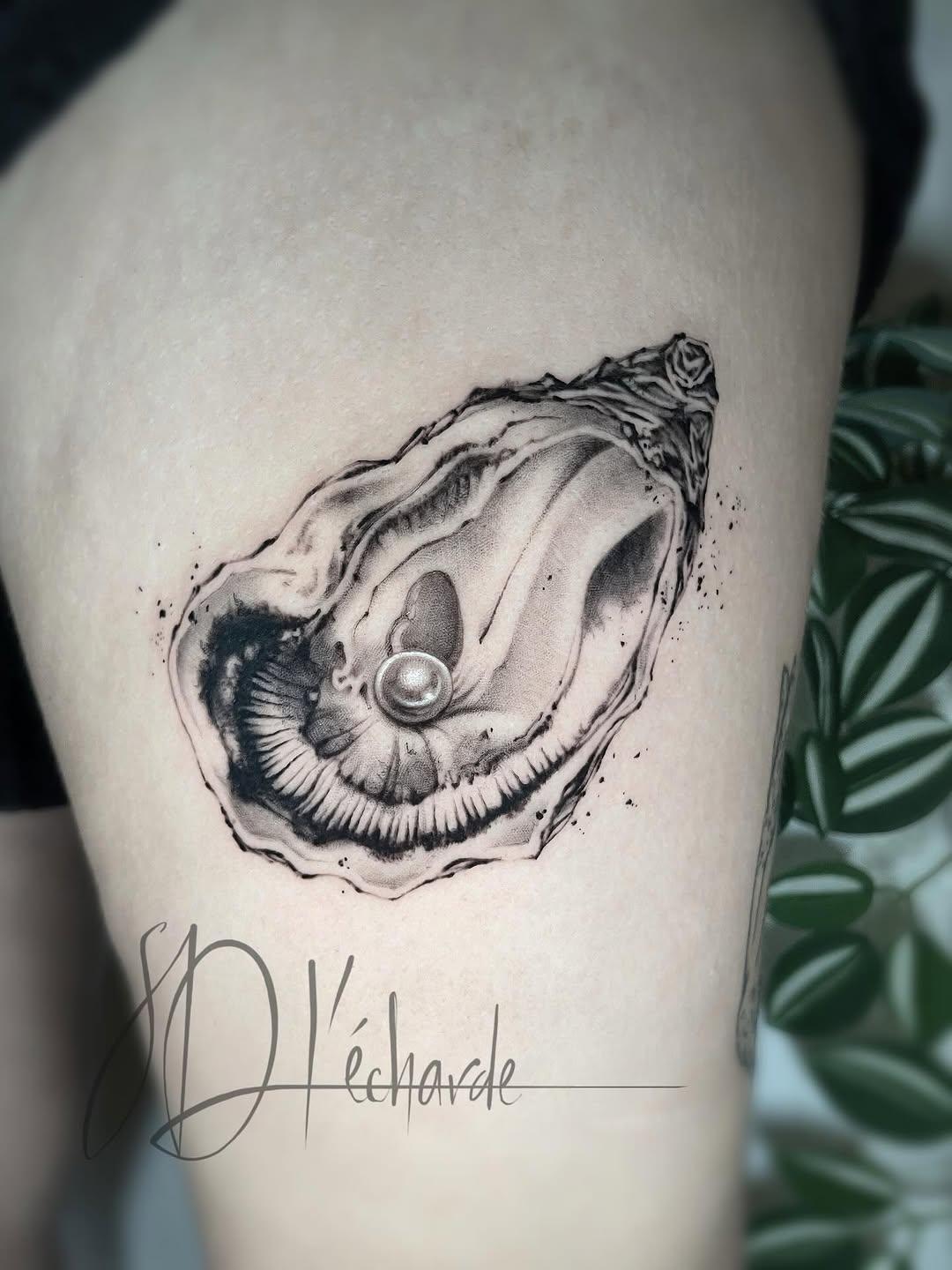 Tatouage Huître avec perle — sophieduboistattoo