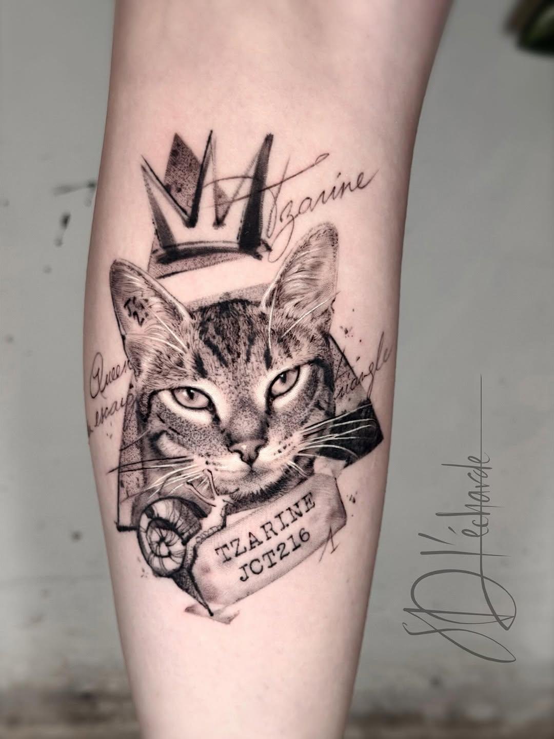 Tatouage Chat avec couronne et nom — sophieduboistattoo