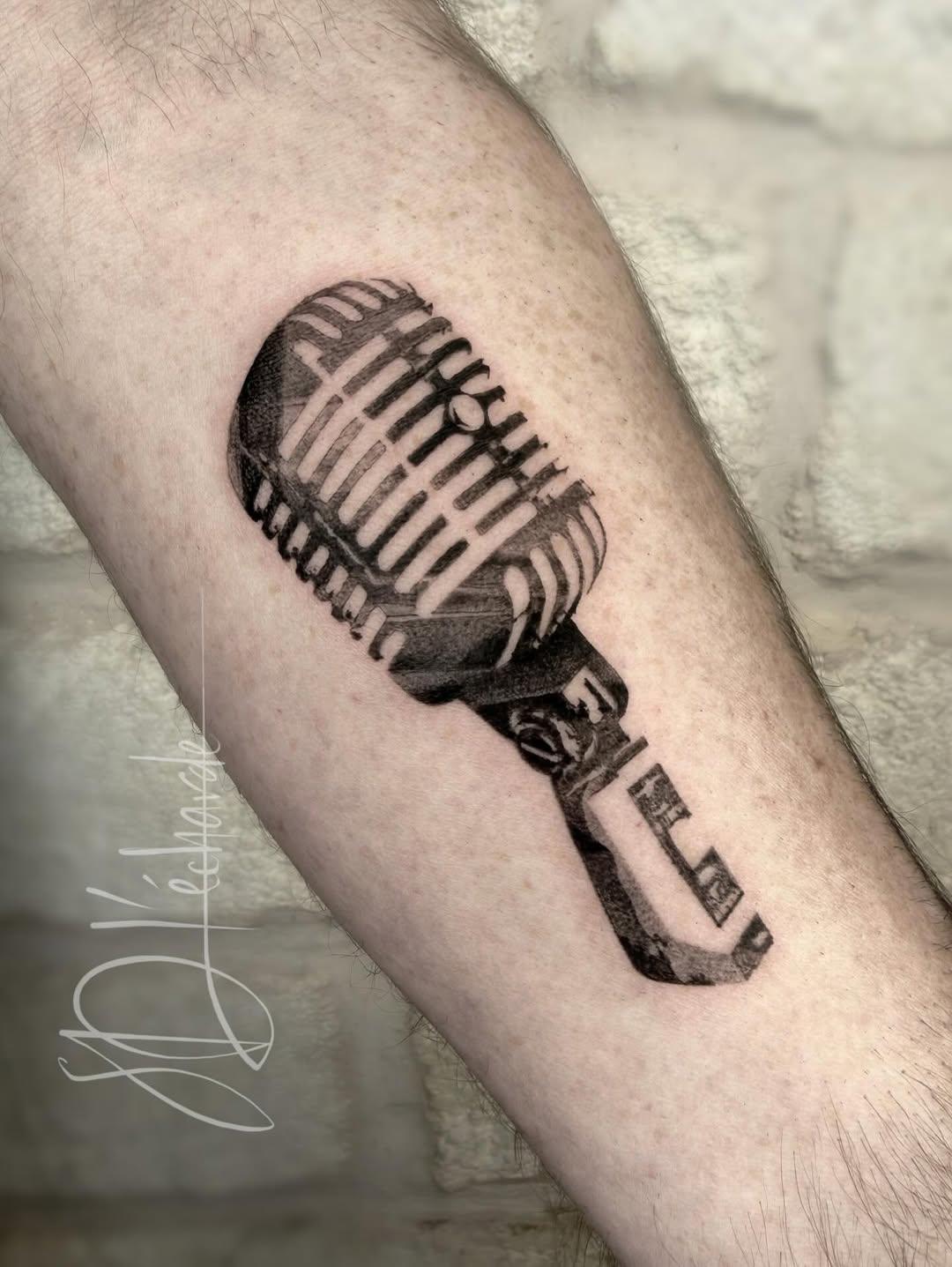 Tatouage Microphone réaliste — sophieduboistattoo