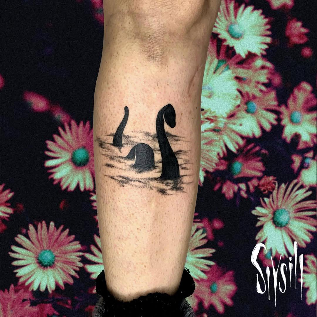 Tatouage Nessie cryptide — slysill