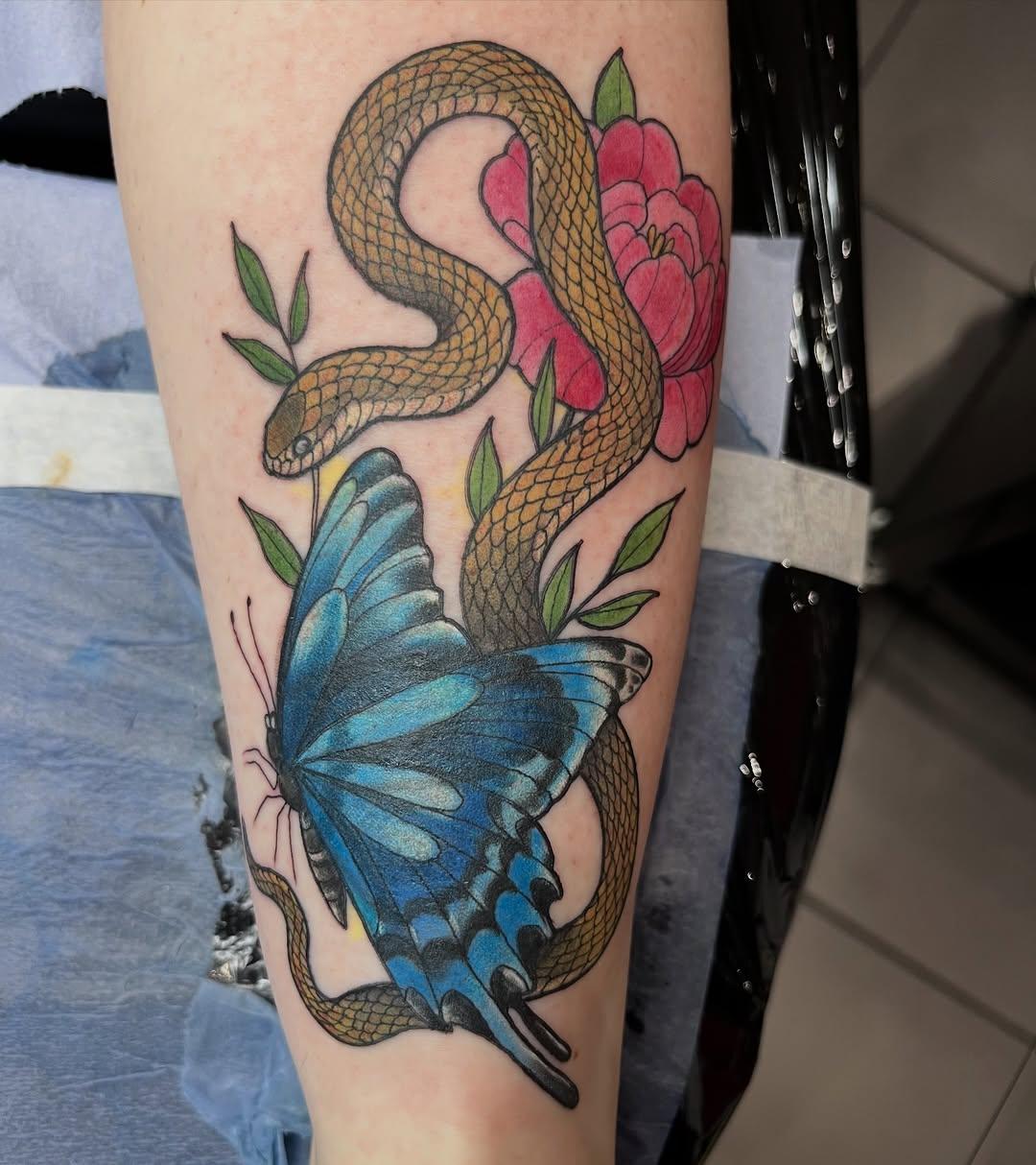 Tatouage Serpent papillon fleurs cover-up — rudewaterzooi
