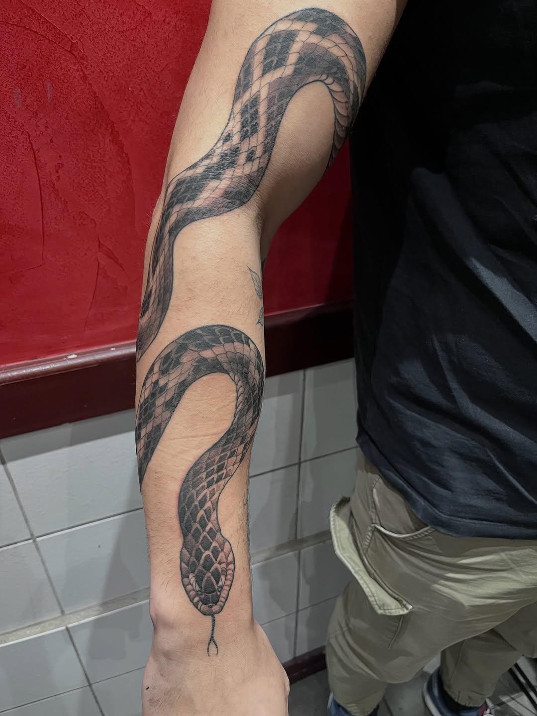 Tatouage Colibri fleurs multicolore — rudewaterzooi