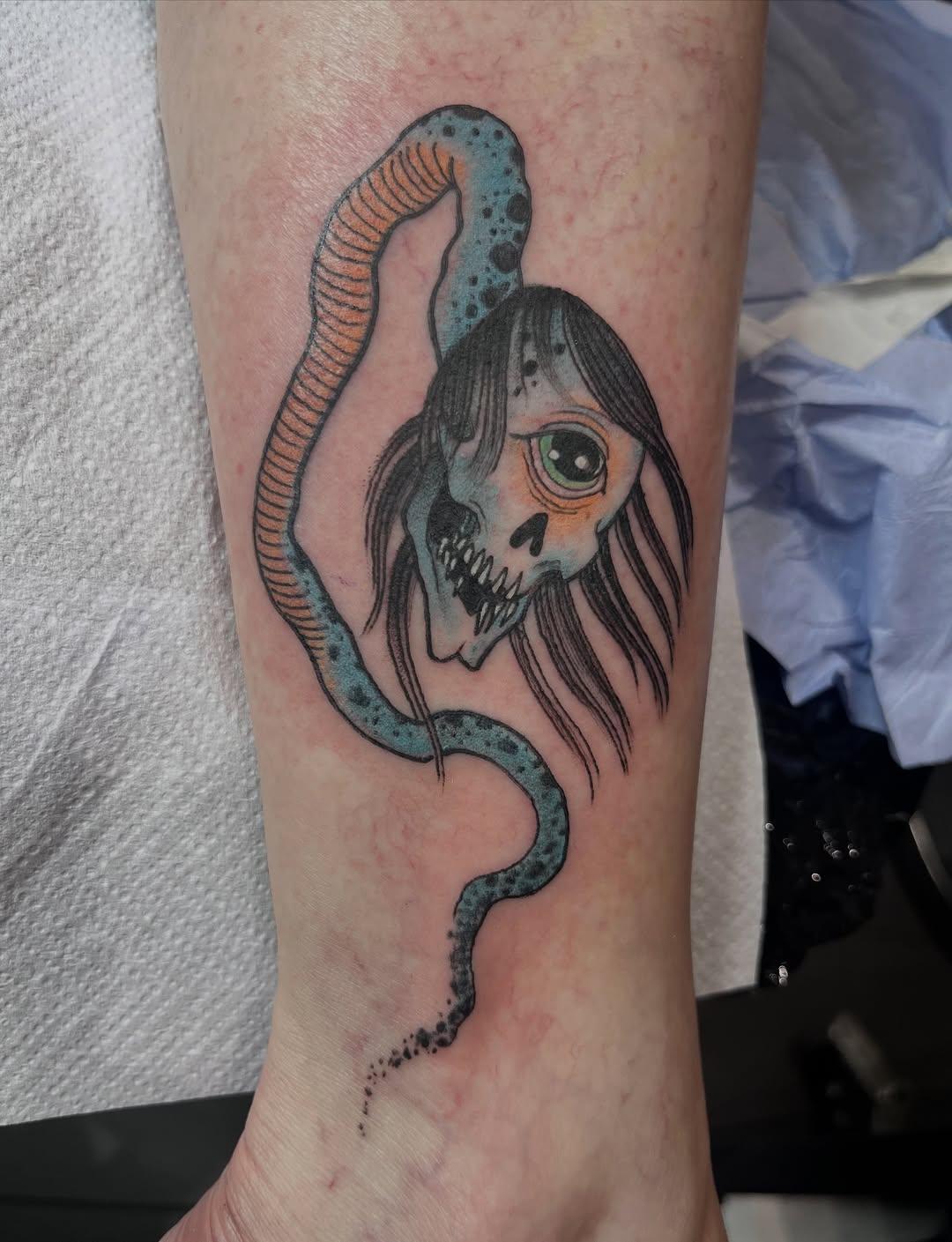 Tatouage Crâne fille serpent — rudewaterzooi