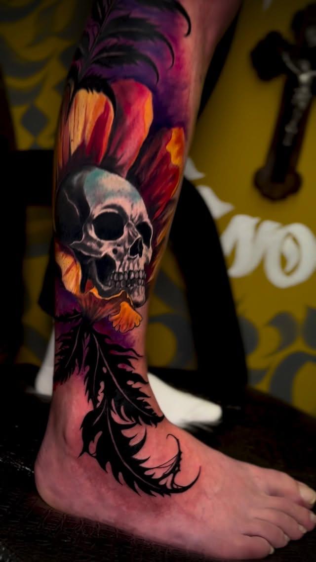 Tatouage Crâne avec fleurs colorées — siobhan.darch
