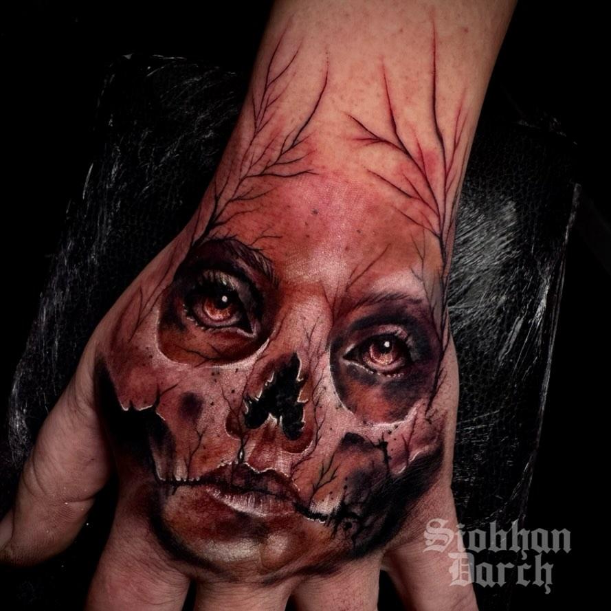 Tatouage Crâne avec fleurs et sepia — siobhan.darch