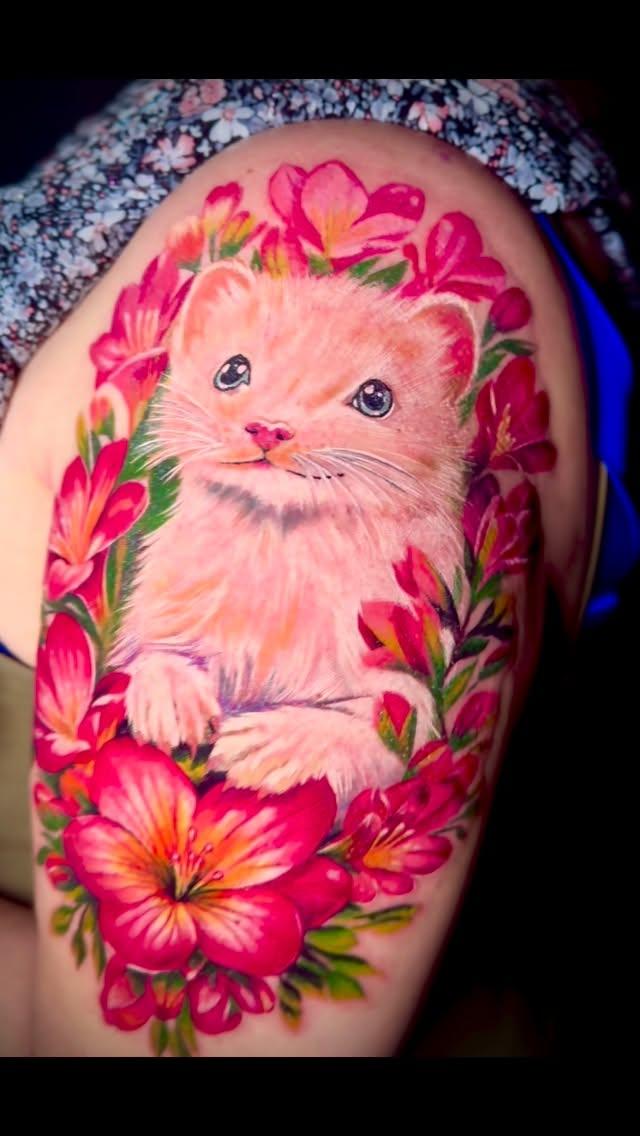 Tatouage Hermine blanche avec fleurs — siobhan.darch