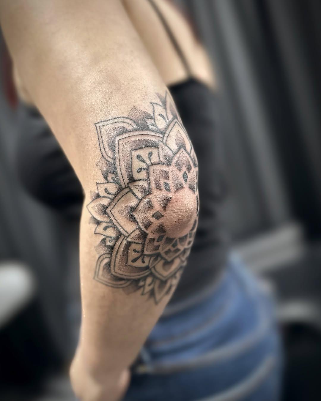 Tatouage mandala ornemental coude — monsieur.custom