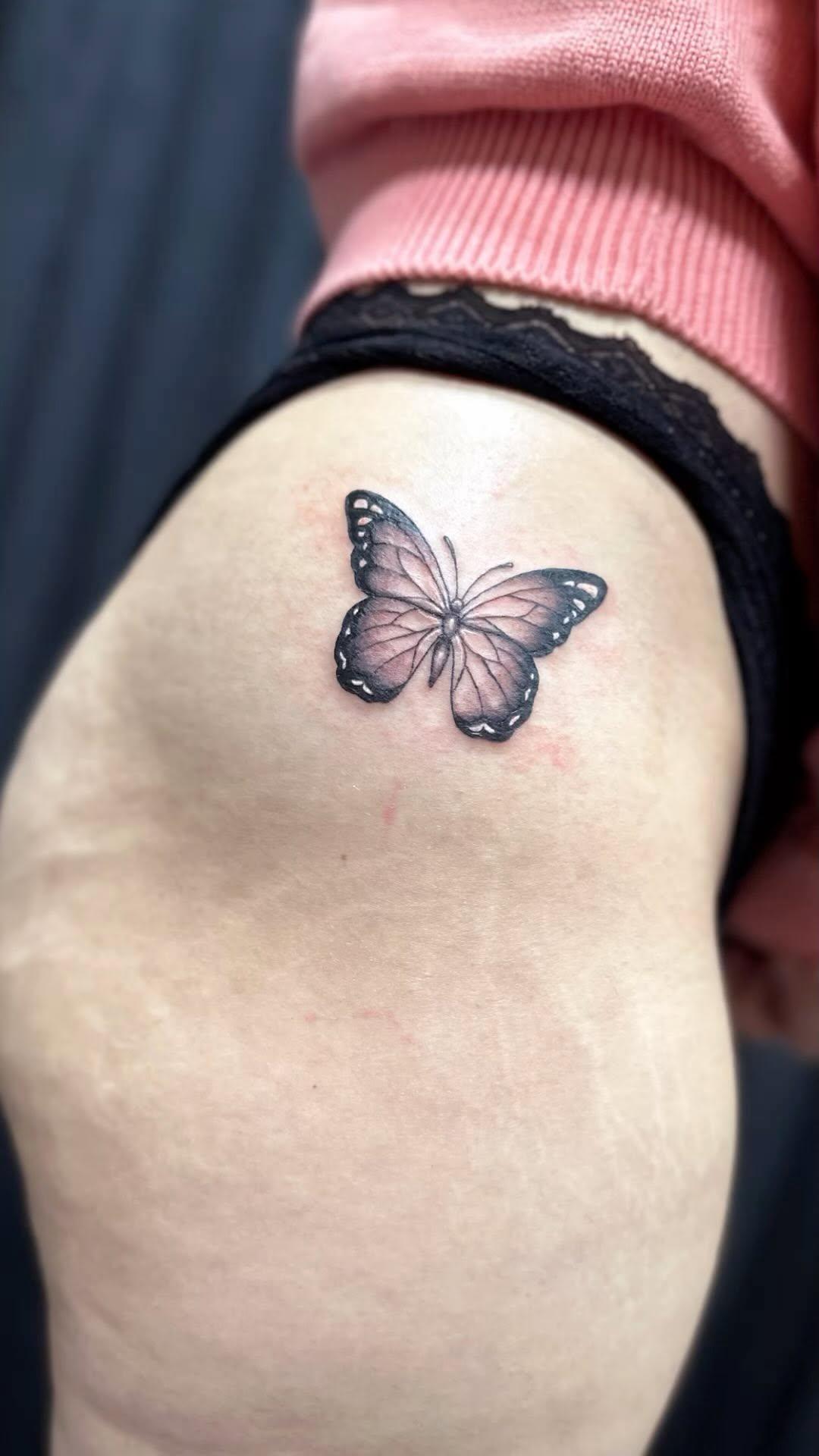 Tatouage papillon petit — monsieur.custom